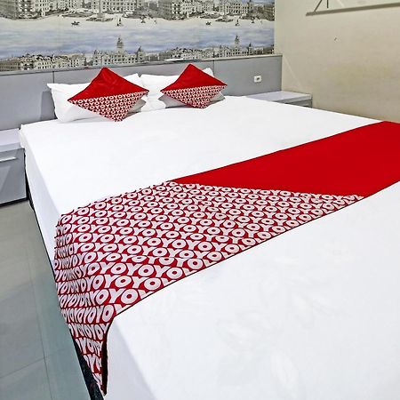 Super Oyo 91202 Family Guest House Syariah Tulungagung Exteriör bild
