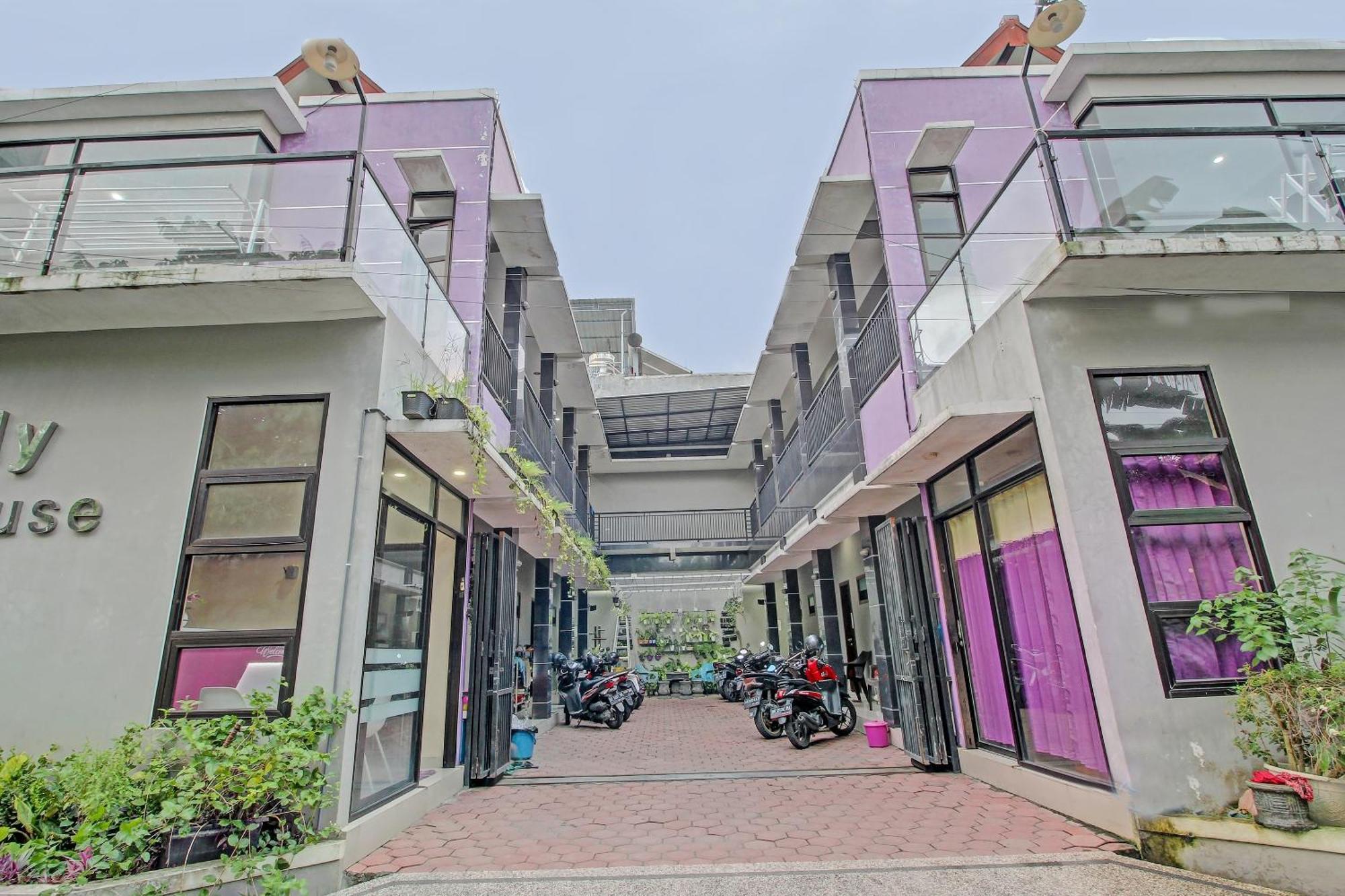 Super Oyo 91202 Family Guest House Syariah Tulungagung Exteriör bild