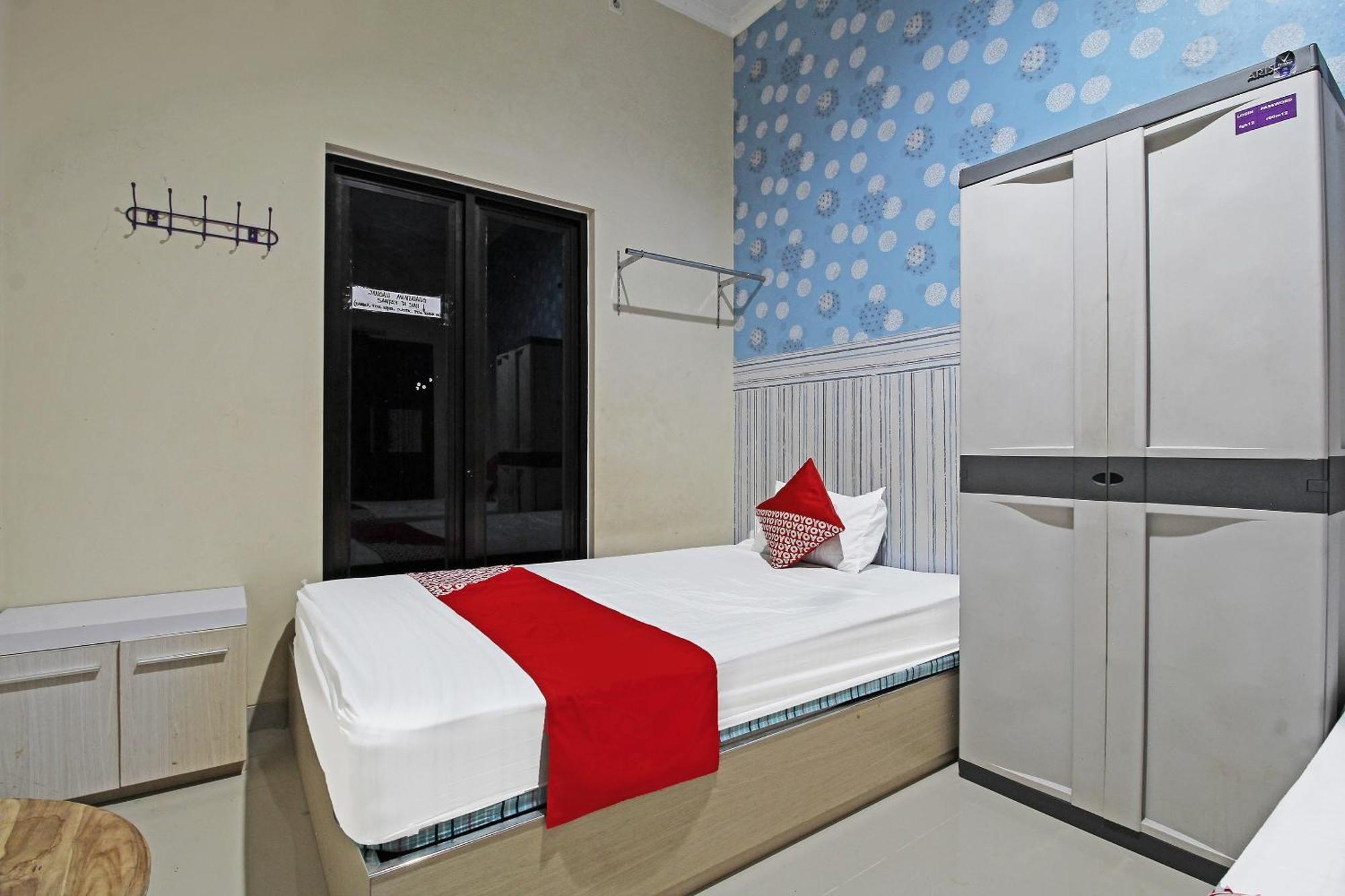 Super Oyo 91202 Family Guest House Syariah Tulungagung Exteriör bild