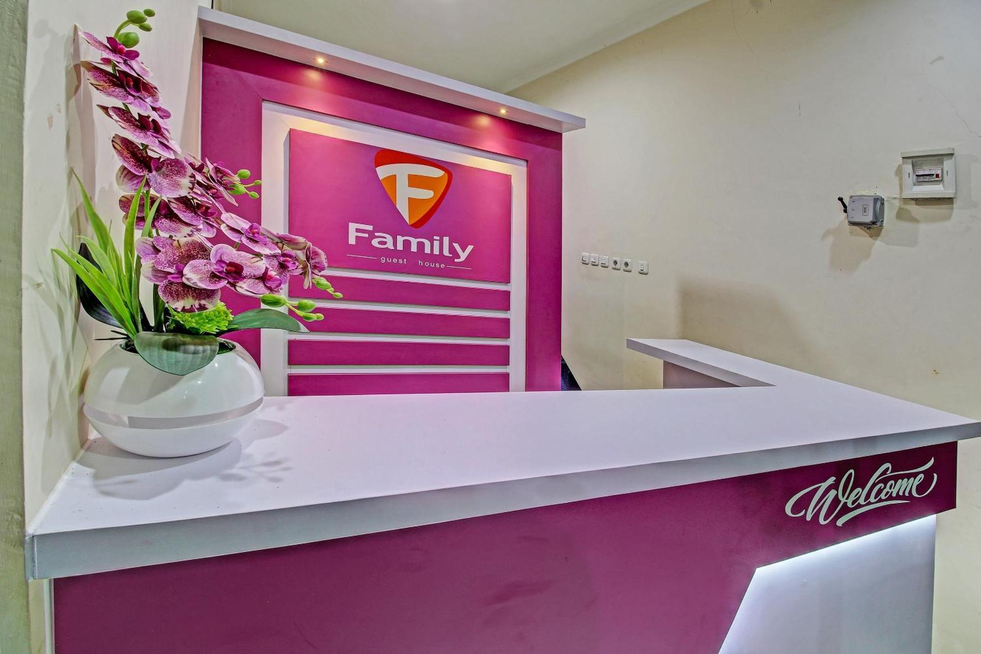 Super Oyo 91202 Family Guest House Syariah Tulungagung Exteriör bild