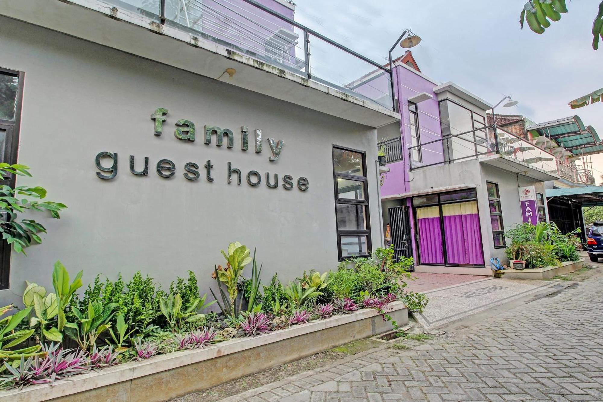 Super Oyo 91202 Family Guest House Syariah Tulungagung Exteriör bild